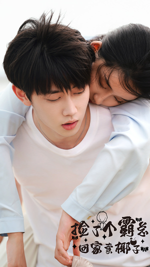 捡了个霸总回家卖椰子（70集）全集免费看短剧