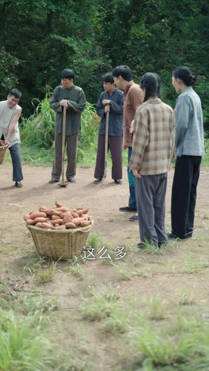 饥荒年我带全家吃肉（50集）短剧精彩片段